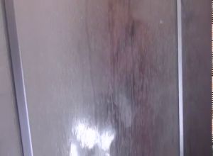 В душевой кабинке сношает в зад блондинку